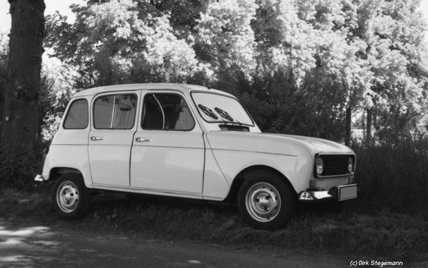 Oldtimer Renault - Analoge Aufnahme in schwarz / weiß