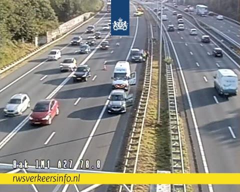 De linkerrijstrook is dicht en de weginspecteur is aanwezig