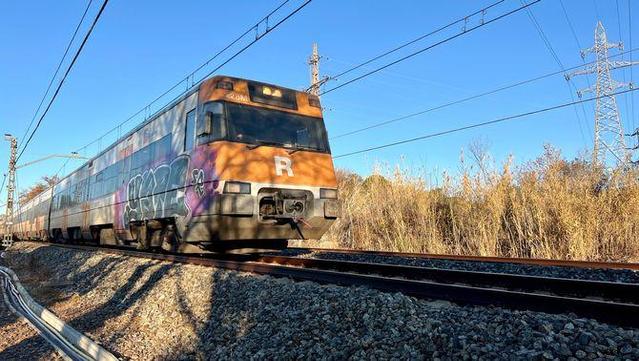 Imatge d'arxiu d'un tren de Rodalies a la línia R4 entre Terrassa i Sabadell (ACN)