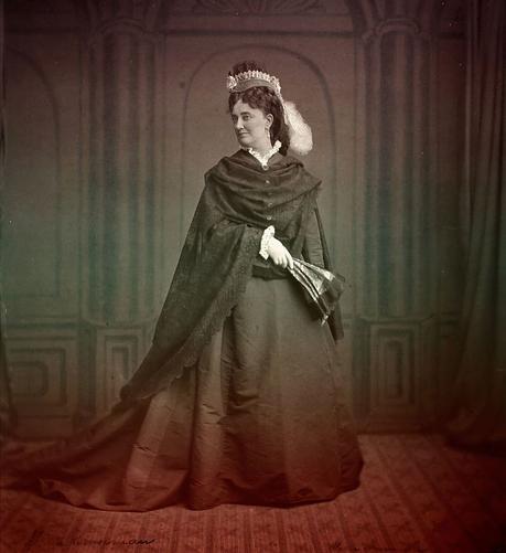 Mina Kruseman als vorstin in het toneelstuk Vorstenschool door Multatuli, 1875. Bron: wikimedia commons, pd. Link: https://commons.wikimedia.org/wiki/File:Mina_Kruseman_als_vorstin.jpg