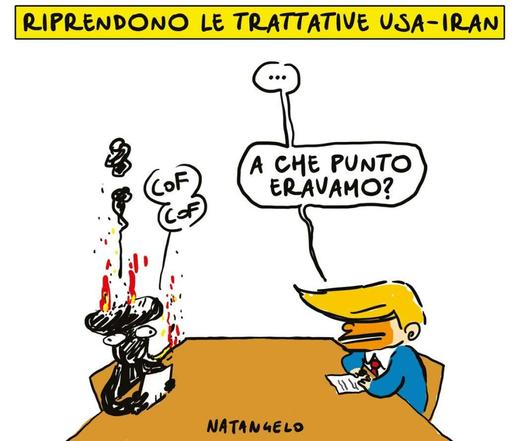 Nel disegno, la scritta: 'Riprendono le trattative Usa-Iran".
Sotto, Donald Trump siede ad un tavolo con Khamenei mezzo bruciato ed ancora fumante. 
"...a che punto eravamo?", gli domanda.
L'Ayatollah in risposta tossisce tenendo un foglio tra le mani.