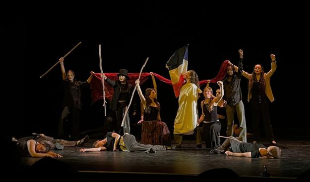 Jeudi 5 juin, l’amphithéâtre du bâtiment K du lycée Louis-Bascan affichait complet pour une soirée exceptionnelle : les élèves de Première et Terminale ayant choisi de suivre l'enseignement de spécialité Théâtre y ont présenté le fruit d’une année de travail intense et créatif.