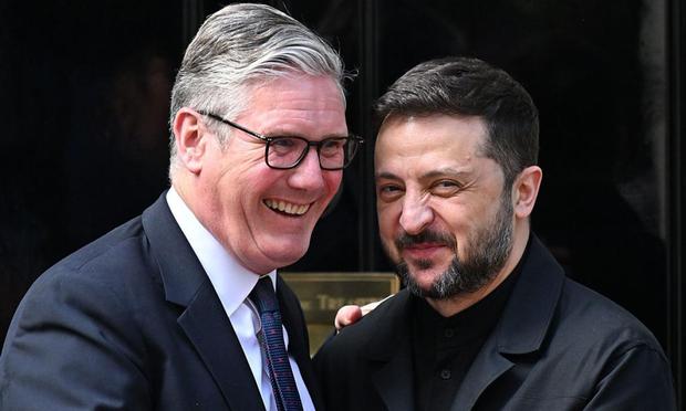 Volodímir Zelenski y Keir Starmer se estrechan la mano tras una reunión en el número 10 de Downing Street, el 23 de junio de 2025. (Leon Neal / Getty Images)