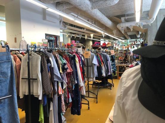 LaFabrique230 n'est pas qu'un lieu où l'on donne une deuxième vie au vêtements, objets ou meubles. Elle emploie également des salariés en insertion. © Cathy Gerig