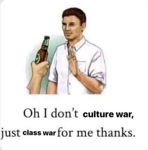 English: 
The picture shows a drawing of a man in a white shirt that gets a beer by one hand and rejects with his hand. The text is under the drawing: "Oh i don't culture was, just Class was for me Thanks." The text alludes to the distinction between cultural struggle and class struggle

German:
Das Bild zeigt eine Zeichnung eines Mannes in einem weißen Hemd, der von einer Hand ein Bier gereicht bekommt und mit seiner Hand ablehnt. Unter der Zeichnung steht der Text: "Oh I don't culture war, just class war for me thanks." Der Text spielt auf die Unterscheidung zwischen Kulturkampf und Klassekampf an.
