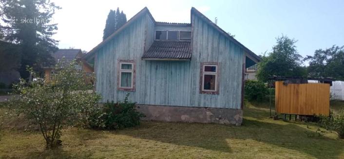 Same house, different angle showing the three windows in the recessed section.