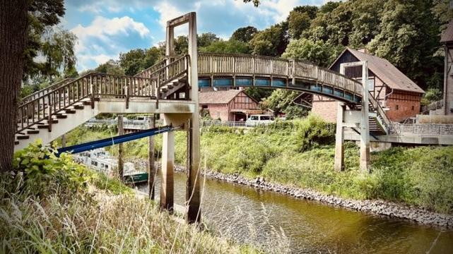 Die Fußgängerbrücke, die die Hitzackeraner Stadtinsel mit dem Weinberg verbindet, soll im Rahmen der Stadtsanierung instand gesetzt werden.