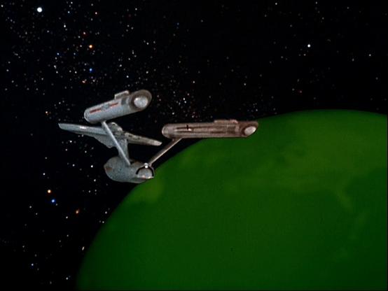 Das Bild zeigt ein stilisiertes Raumschiff im Retro-Stil der originalen Star Trek-Serie (USS Enterprise), das vor einem grün eingefärbten Planeten im All schwebt. Der Hintergrund ist ein Sternenhimmel, symbolisch für Weite, Suche und Entdeckung. Die Szene wirkt nostalgisch und zugleich futuristisch. Im satirischen Kontext verweist das Raumschiff auf die Reise durch das Jahr 2026 – auf der Suche nach intelligentem Leben inmitten medialer Verdummung.

⸻

🖼️ Image Description (English):

The image shows a stylized retro spaceship from the original Star Trek series (USS Enterprise), hovering in space near a green-tinted planet. The background is filled with stars, symbolizing vastness, exploration, and discovery. The scene has a nostalgic yet futuristic feel. In the satirical context, the spaceship represents a mission through the year 2026 – searching for intelligent life amid widespread media-induced stupidity.
🖖