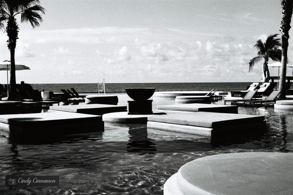 Piscine avec vue sur la Mer à Puerto Morelos Mexique. Photographie par Cindy Cinnamon