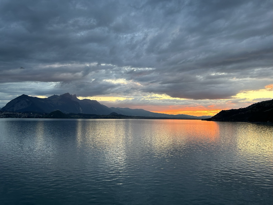 Sonnenuntergang am Thunersee. Links die Stockhornkette.