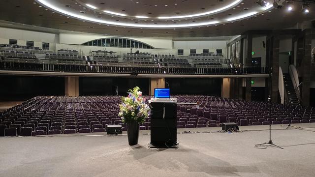 Der große Hansen-Saal bei der Bibliocon in Bremen mit hunderten Sitzplätzen (alle leer) von der Bühne aus fotografiert