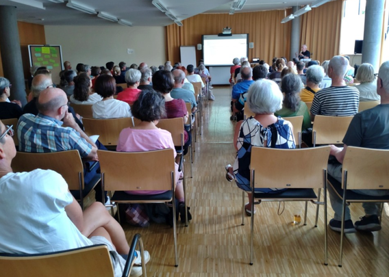 Ein Saal voller interessierter Menschen.