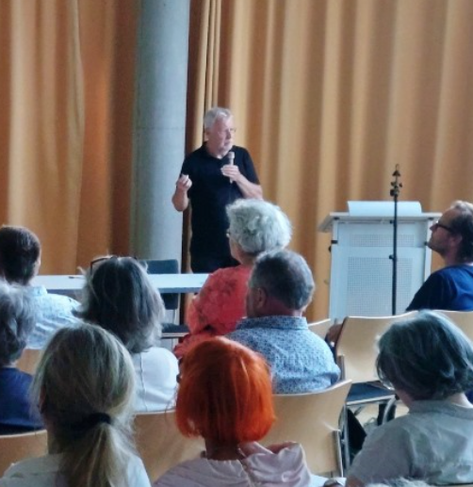 Unser Vorstand Gunnar Laufer-Stark beim Vortragen.