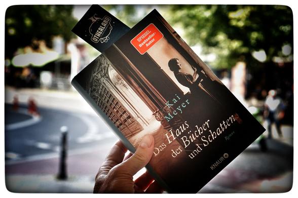 Das Haus der Bücher und Schatten
von Kai Meyer

Baltikum, kurz vor Beginn des Ersten Weltkriegs. Tiefer Schnee und endlose Wälder schneiden ein Herrenhaus von der Welt ab. Hierher reist die junge Lektorin Paula Engel aus Leipzig, um das Manuskript des Schriftstellers Aschenbrand einzusehen. Paula und ihr Verlobter Jonathan begegnen einem faszinierenden Exzentriker, der ein dunkles Mysterium wahrt.

Leipzig, 1933. Im legendären Graphischen Viertel rettet der von den Nazis entlassene Kommissar Cornelius Frey einem Mädchen das Leben. Bei ihrem Abschied flüstert sie »Sie weinen alle im Keller ohne Treppe«. In der nächsten Nacht liegt sie ermordet neben einem toten Polizisten. Auf der Spur des Mörders kämpft Cornelius sich zurück in seinen alten Beruf und stößt auf ein Netz aus Okkultisten und Verschwörern, Freimaurern und Fanatikern. In welcher Verbindung standen sie zu Paula und Jonathan, die vor zwanzig Jahren spurlos im Baltikum verschwanden?