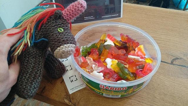 Max mit Fruchtgummipackung.