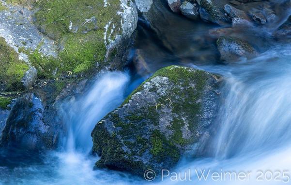 Small cascade, long exposure, around a boulder