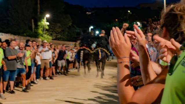 Desenes de persones als jocs de córrer abraçats d'Es Pla aquest dimarts (Europa Press)