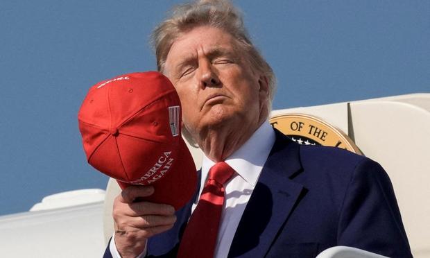U.S. President Donald Trump disembarks Air Force One as he arrives at Joint Base Andrews, Maryland, U.S., June 21, 2025. REUTERS/Ken Cedeno     TPX IMAGES OF THE DAY (REUTERS)