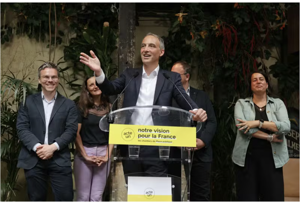Dans un café branché du 10e arrondissement de Paris, Raphaël Glucksmann a tenté, lundi 23 juin, de répondre à une question majuscule. « Que voulons-nous pour la France ? », s’est-il interrogé en brandissant un document jaune – la couleur de son parti, Place publique –, intitulé « Notre vision pour la France ». « La politique, c’est ça : travailler, travailler, travailler une vision qui se décline en projet », a-t-il martelé.