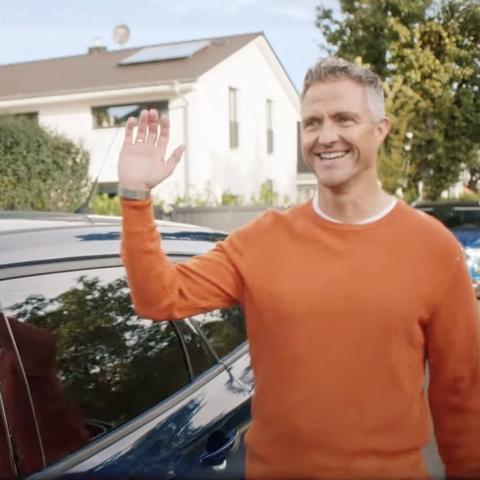 Ralf Schumacher, winkend vor einem Auto. Omnipräsent im Netz ist aktuell der Werbespot mit ihm, der mit seinen Worten beginnt: »Du willst wissen, wie viel dein Auto wert ist?«. Foto: Der Postillon