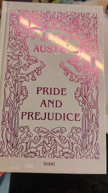 Foto von der Ausgabe Pride and Prejudice mit Glitzerschrift und Blumenillustration auf dem Cover