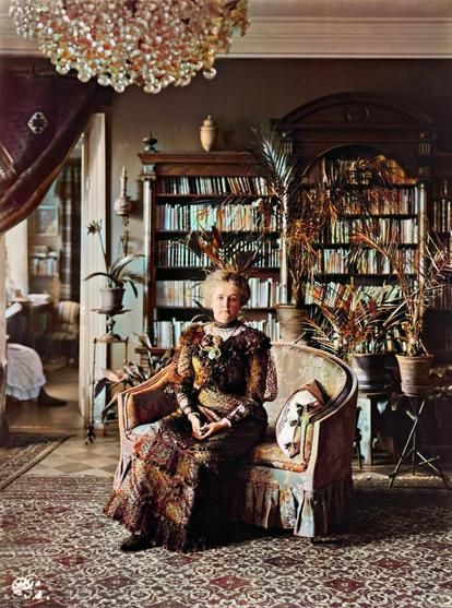 Professorinrouva Anna af Schültén. (1900, Helsingin kaupunginmuseo)

Alkuperäisen valokuvan on ottanut Signe Brander. Tämä kuva on keinotekoisesti väritetty DeOldify-algoritmilla.