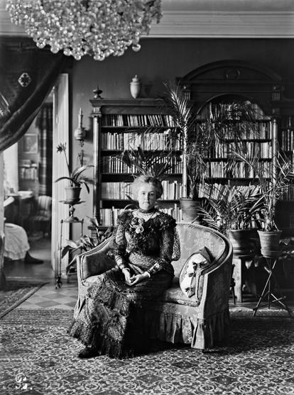 Professorinrouva Anna af Schültén. (1900, Helsingin kaupunginmuseo)

Alkuperäinen mustavalkoinen valokuva, jonka on ottanut Signe Brander.