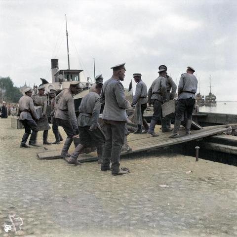 Ensimmäinen maailmansota. (1914, Helsingin kaupunginmuseo)

Alkuperäisen valokuvan on ottanut Ivan Timiriasew. Tämä kuva on keinotekoisesti väritetty DeOldify-algoritmilla.