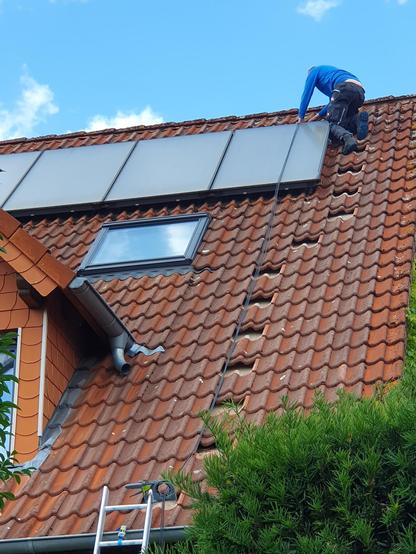 Alte Solarthermie wird demontiert