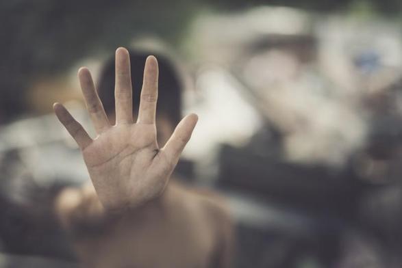 Junge (sehr verschwommen), der im Vordergrund seine Hand dem Betrachter abwehrend entgegenstreckt
Bildrechte: 271 EAK MOTO/Shutterstock.com