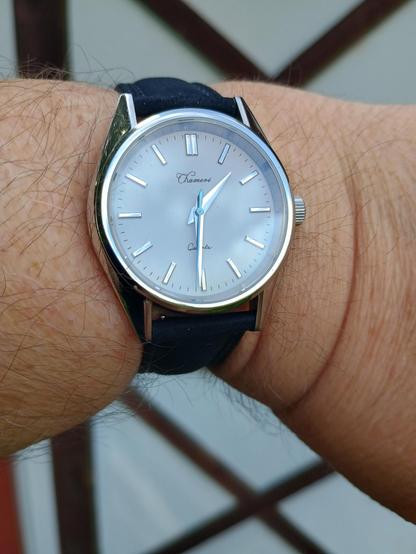The first decent daily-wear #watch candidate that I have found. It has nice markers, dauphine hands, cream-colored dial, and mech-quartz movement, black leather strap.