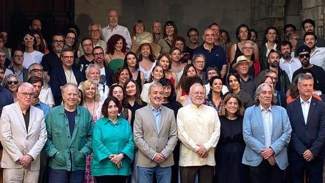Representants de la FIL amb autors i artistes convidats a la fira en la presentació que s'ha fet amb l'alcalde a l'Ajuntament de Barcelona (3Cat)
