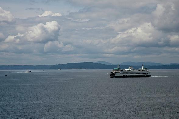 Seattle Ferry on the Sound #meermittwoch #photo #photography #nature #water #pugetsound #seattle #ferry #naturephotography #clouds #mountains