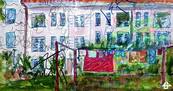 Aquarellierte Finelinerzeichnung auf mit Kringelinien und Neonfilzstift versehenem Papier. Eine Häuserzeile in einem begrünten Hinterhof. Auf der Rasenfläche davor bunte Handtücher und ein roter Bettbezug auf der Leine.