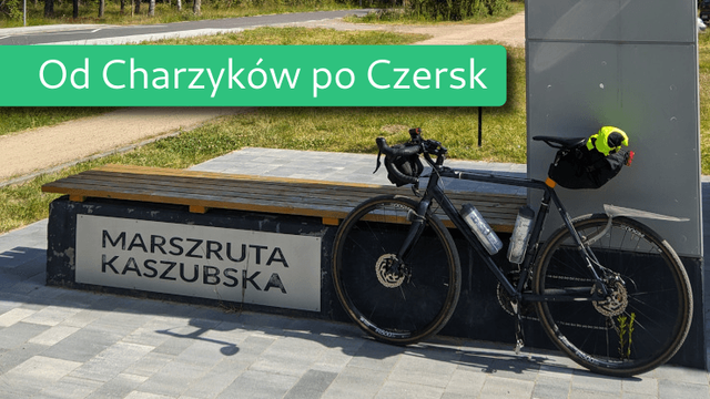 Obrazek wyróżniający dla wpisu „Po czerwonym i żółtym szlaku Kaszubskiej Marszruty”. Rower oparty o ławkę z napisem Kaszubska Marszruta. Na zdjęcie nałożony zielony pasek z napisem „Od Charzyków po Czersk”.