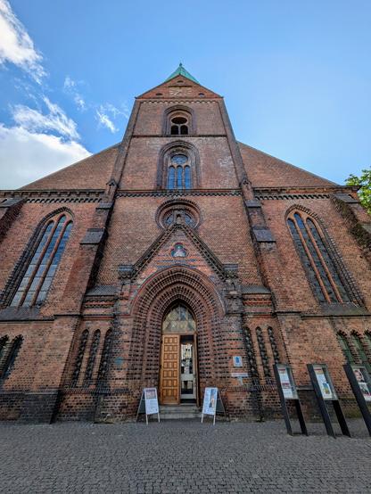 Fassade der Kirche mit Haupteingang und Turm