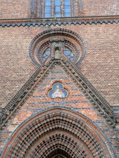 Details der Backstein-Verzierungen über dem Portal