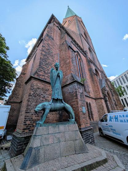 Geistkämpfer - Skulptur von Ernst Barlach neben der Kirche - ein Engel mit einem Schwert steht auf einem Raubtier