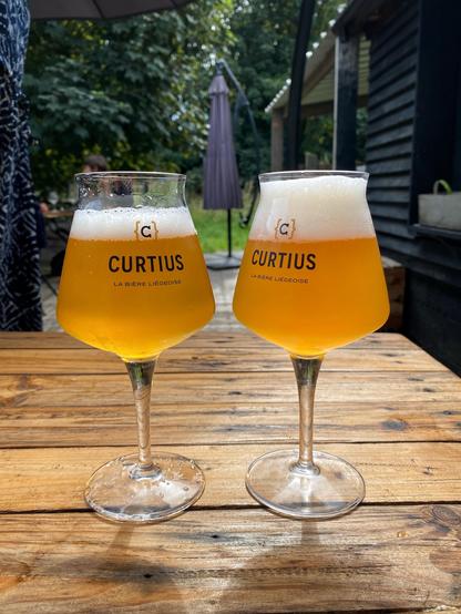 Zwei schön kalte Curtius-Biere in dem winzigen Lokal in Hony