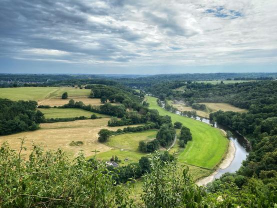 Der Blick vom Rocher aux faucon über die Boucle d‘Ourthe