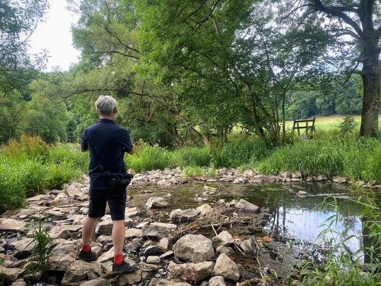 Von Stein zu Stein über die Ourthe bei Niedrigwasser