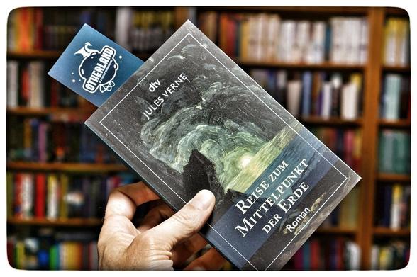 Reise zum Mittelpunkt der Erde
von Jules Verne
übersetzt von Volker Dehs

Der Traum eines jeden Professors: eine sensationelle Entdeckung und ewiger Ruhm! Ein rätselhaftes Runendokument scheint Professor Lidenbrock genau dies zu eröffnen, woraufhin er sich mit seinem Neffen und einem isländischen Führer auf eine phantastische Reise in die Unterwelt begibt. Was ihn dort erwartet, übersteigt jede Vorstellungskraft. Und auch für den gelehrtesten Geologen der Welt steckt die Erde noch voller Überraschungen!

Die spannende, realistisch-phantastische Expedition zu den Ursprüngen der Erdgeschichte in einer hochwertig ausgestatteten Sonderedition mit den Illustrationen der französischen Originalausgabe: Jules Vernes großer Klassiker in neuer Übersetzung. 

»Alles, was ein Mensch sich heute vorzustellen vermag, werden andere Menschen irgendwann verwirklichen können.« Jules Verne