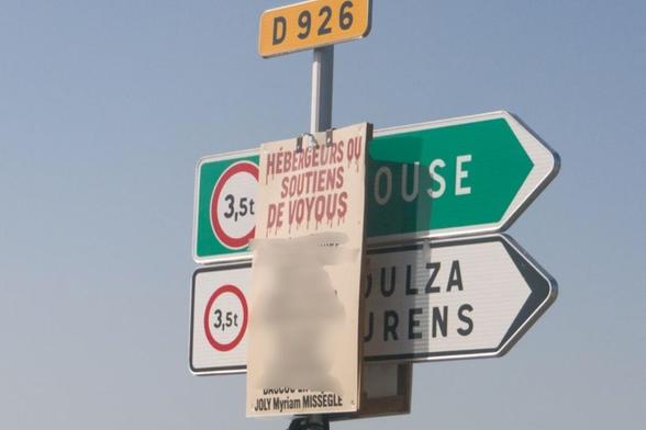 "De la bêtise crasse" : des messages menaçants en lettres sanguinolentes visent les opposants à l'A69

"Oui à l'A69, non aux voyous". Panneaux posés aux abords des routes, tags et peinture rouge sur des entreprises ou au domicile de personnes identifiées comme opposées à la construction de l'autoroute ...

https://france3-regions.franceinfo.fr/occitanie/tarn/albi/de-la-betise-crasse-des-messages-menacants-en-lettres-sanguinolentes-visent-les-opposants-a-l-a69-3177312.html