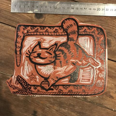 La plaque gravée à côté d’un reglet pour l’échelle : elle mesure 20 cm sur 15