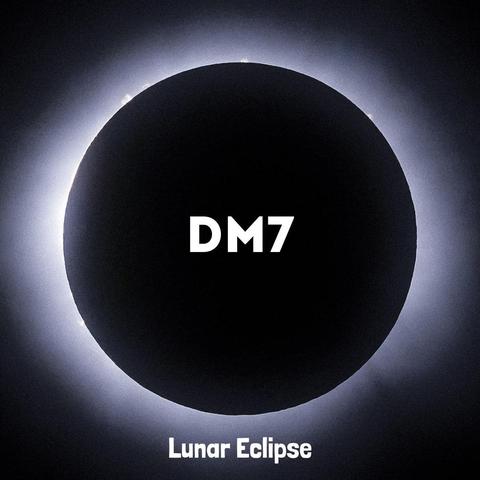 L'immagine mostra un'immagine di un'ombra di luna totale, con un bordo luminoso che circonda il disco nero centrale. Al centro dell'immagine, in caratteri bianchi e in grassetto, è scritto "DM7". Sotto il disco nero, in caratteri bianchi più piccoli, si legge "Lunar Eclipse". L'immagine rappresenta un evento astronomico noto come l'ombra di luna totale, dove la Terra si interpone tra il Sole e la Luna, oscurando completamente la Luna.