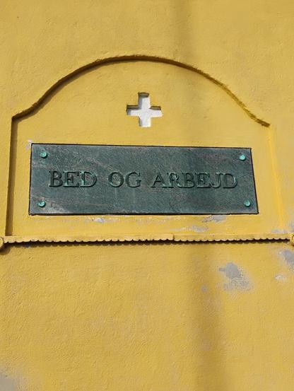 Skilt med teksten 'bed og arbejd'