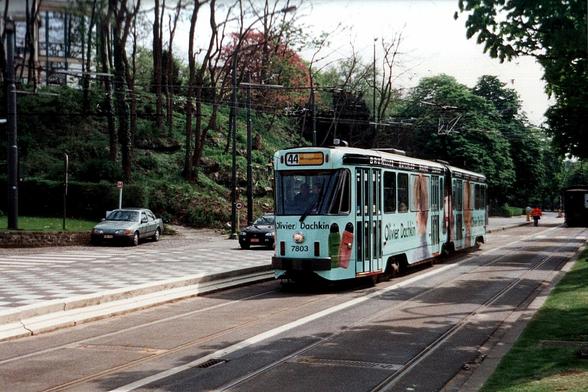Motrice PCC bruxelloise à hauteur du Musée des transports en commun de Bruxelles à Woluwé-Saint-Pierre sur l'avenue de Tervuren. Le tram a une livrée publicitaire intégrale pour les salons de coiffure Olivier Dachkin.