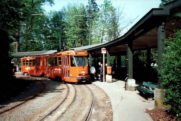 Motrice PCC articulée au terminus de Tervuren Station. Dans le passé le tramway vicinal permettait de relier Tervuren à Leuven. La motrice porte une livrée publicitaire intégrale.