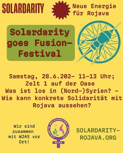 Das Bild zeigt ein gelbes Informationsplakat der Initiative "SOLARDARITY - Neue Energie für Rojava". Das Plakat bewirbt eine Veranstaltung am Samstag, 28.6.202- von 11-13 Uhr in Zelt 1 auf der Oase des Fusion-Festivals mit dem Titel "Was ist los in (Nord-)Syrien? - Wie kann konkrete Solidarität mit Rojava aussehen?". Links befindet sich eine grüne Textbox mit "Solardarity goes Fusion-Festival" und rechts daneben ein türkisfarbenes kreisförmiges Logo mit stilisierter Sonne. Unten wird die Zusammenarbeit mit WJAS erwähnt und die Website "SOLARDARITY-ROJAVA.ORG" angegeben.