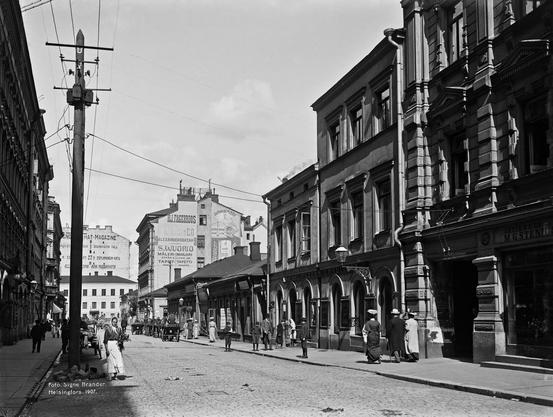 Kluuvikatu 3, 5, 7. (1907, Helsingin kaupunginmuseo)

Alkuperäinen mustavalkoinen valokuva, jonka on ottanut Signe Brander.